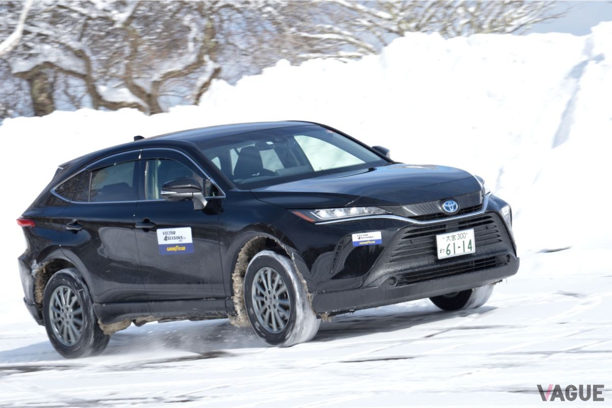 新製品グッドイヤー「ベクター4シーズンズ GEN3 SUV」を装着したトヨタ「ハリアー」で圧雪路を走行