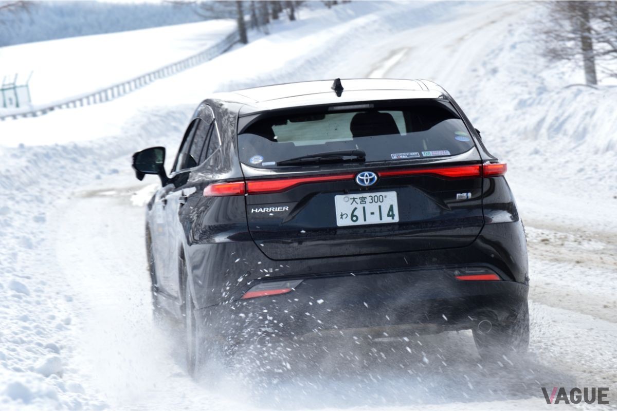 新製品グッドイヤー「ベクター4シーズンズ GEN3 SUV」を装着したトヨタ「ハリアー」で圧雪路を走行
