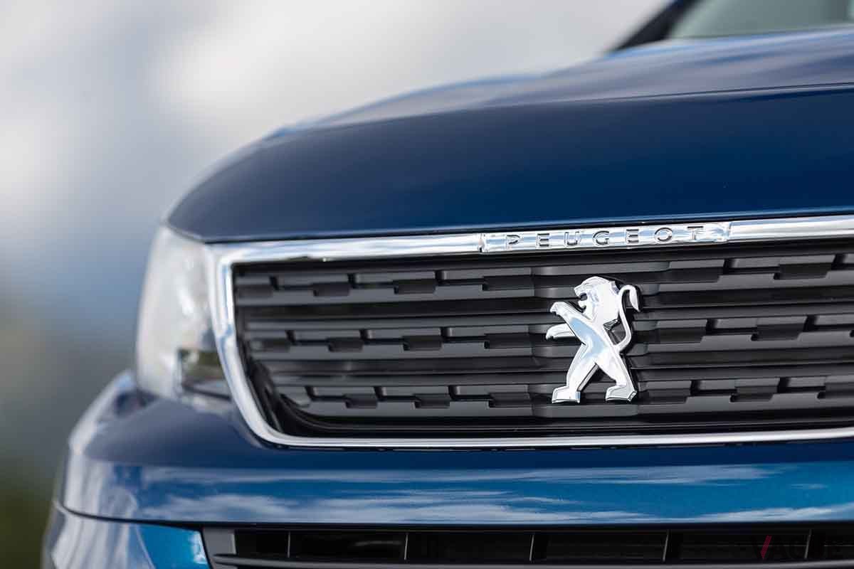 プジョーの3列7人乗りMPV「リフター・ロング」