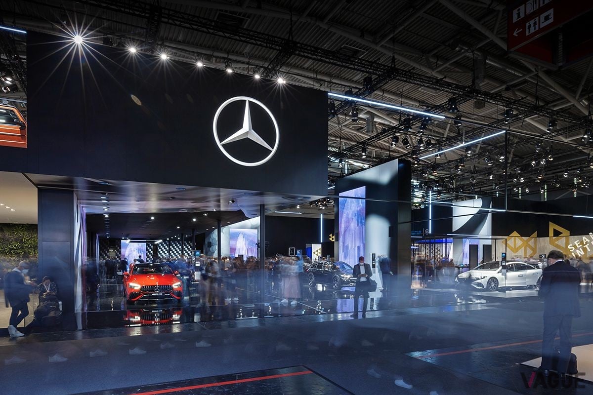 2021年に世界初公開されたメルセデス・ベンツ新型「EQE」の発表の様子