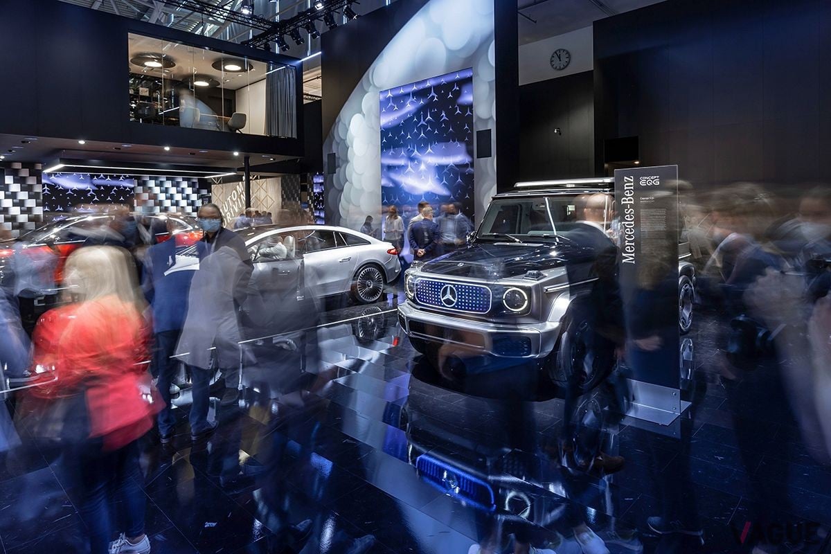 2021年に世界初公開されたメルセデス・ベンツ新型「EQE」の発表の様子