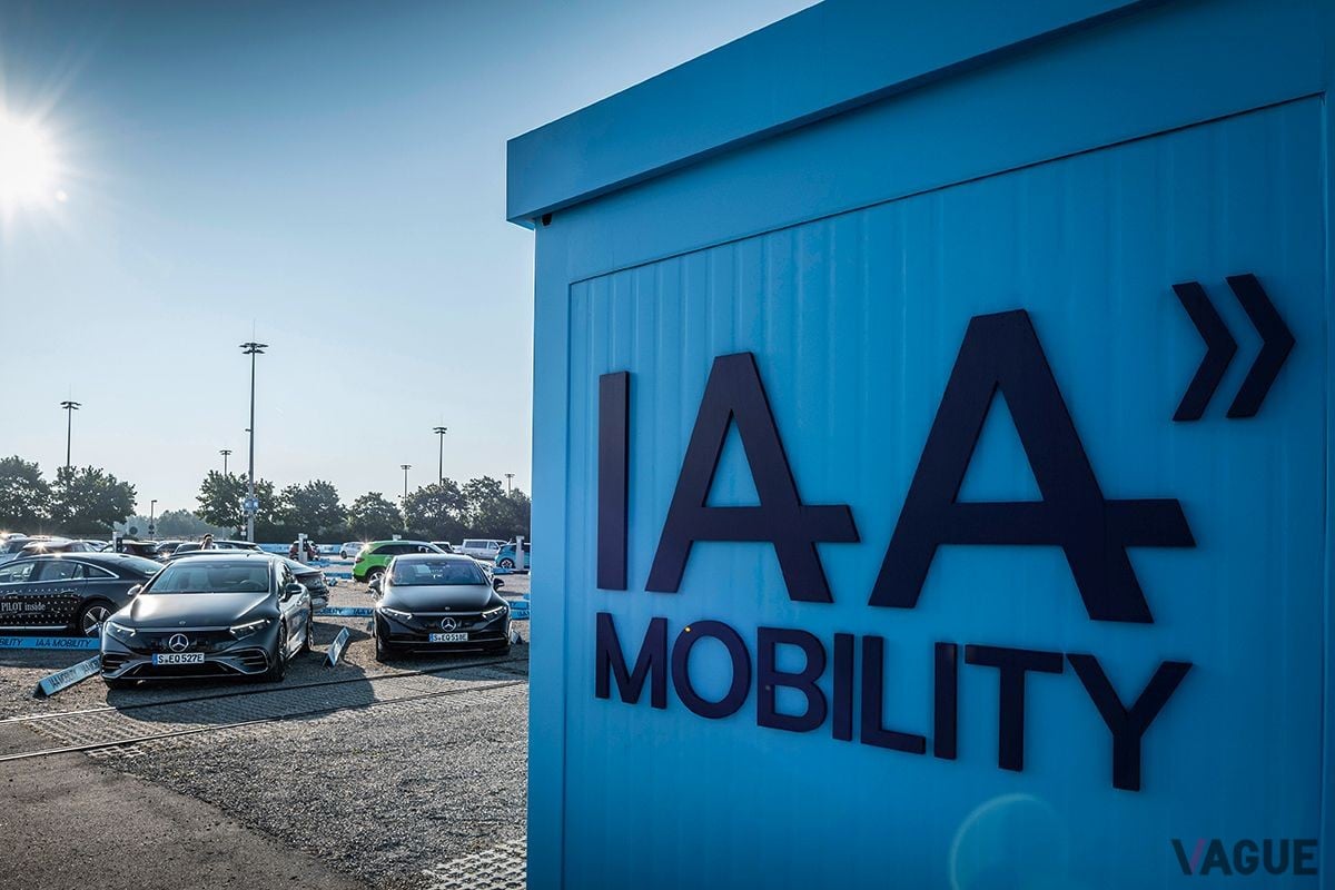 2021年に世界初公開されたメルセデス・ベンツ新型「EQE」の発表の様子