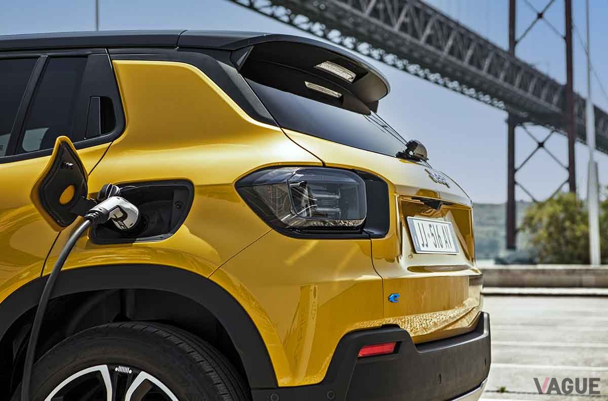 10月17日に開催のパリモーターショー」において世界初公開される予定のジープの電動コンパクトSUV、新型「Avenger（アベンジャー）」