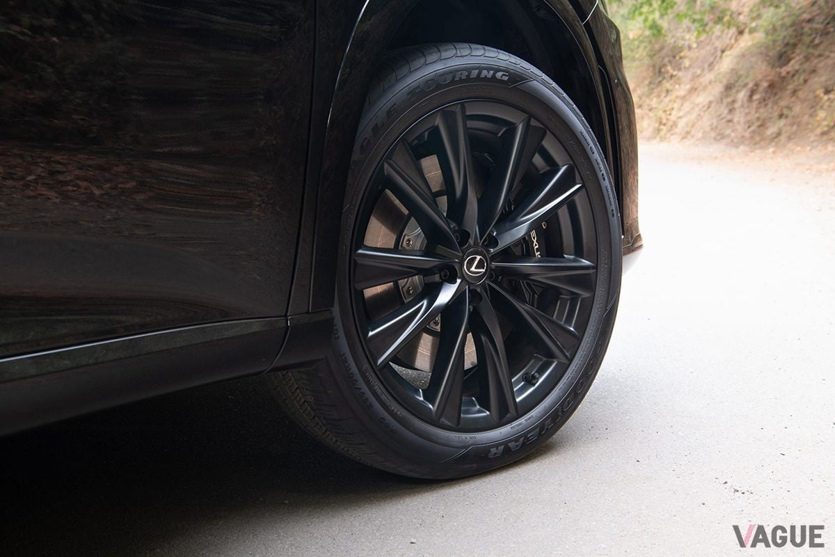 レクサス新型「RX500h F SPORTパフォーマンスAWD」2023年モデルの専用タイヤ
