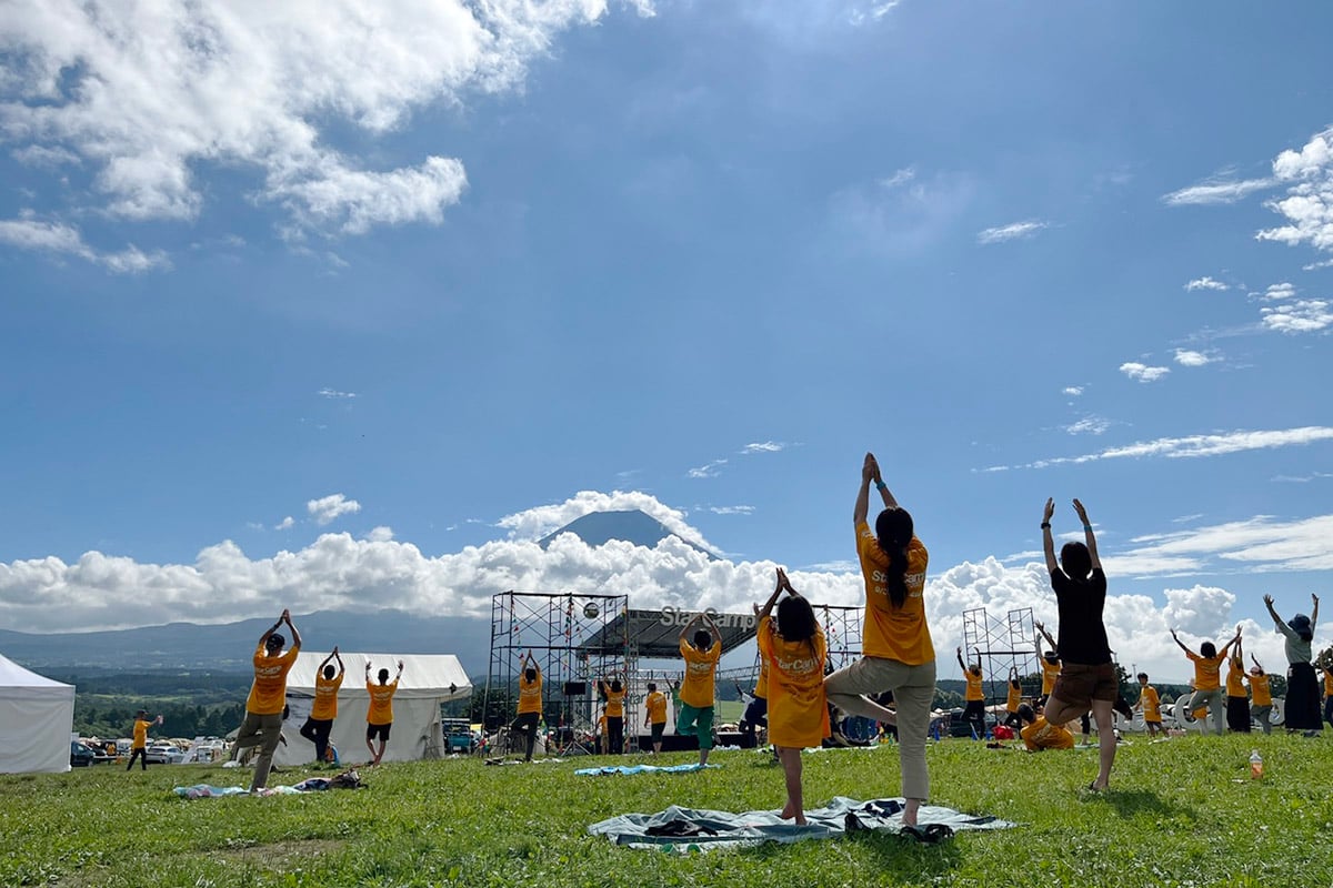 すがすがしい2日目の朝に、雄大な富士山を前に開催された「朝ヨガ＆ラジオ体操」
