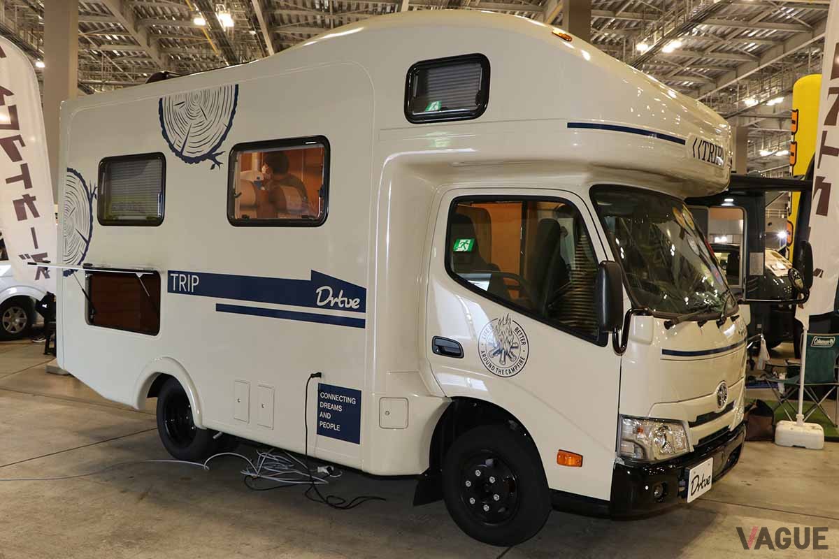 トヨタのキャンピングカー専用トラック「カムロード」をベースにしたキャブコンバージョン「ダルヴィ ログベース」。ロゴやストライプデザインにも拘ったお洒落な外観に仕上げられています。