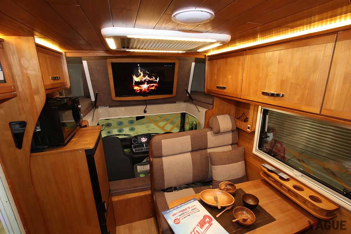 「ダルヴィ ログベース」の車内は、広々しており、小さなコテージのよう。頭上の液晶テレビは32インチと大型で、旅先での映画鑑賞などにも最適です。