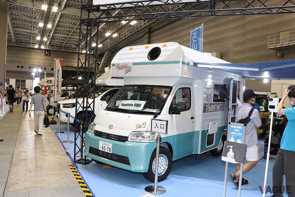 ライトエースをベースにポップに仕上げたキャブコンバージョン「レジストロ アウル」。レトロなアメリカンキャンピングカーを彷彿させるデザインに仕上げられています。