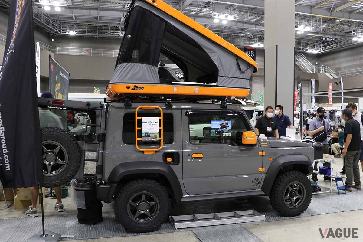 ルーフテントのサイズは、取付車両のルーフサイズに合わせて選びますが、概ね大人二人分の就寝スペースが確保できます。またオーダーによる好きな色が選べるのも大きな魅力。