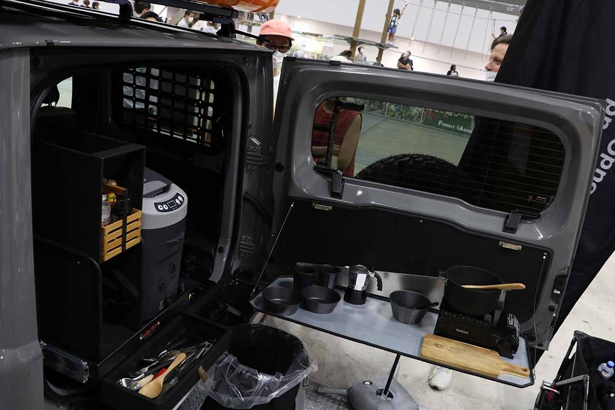 展示車は、ルーフテントを愛用するユーザーのジムニー。後部エリアは、キャンプ用品を積載と簡易キッチンとなるようにカスタムされています。