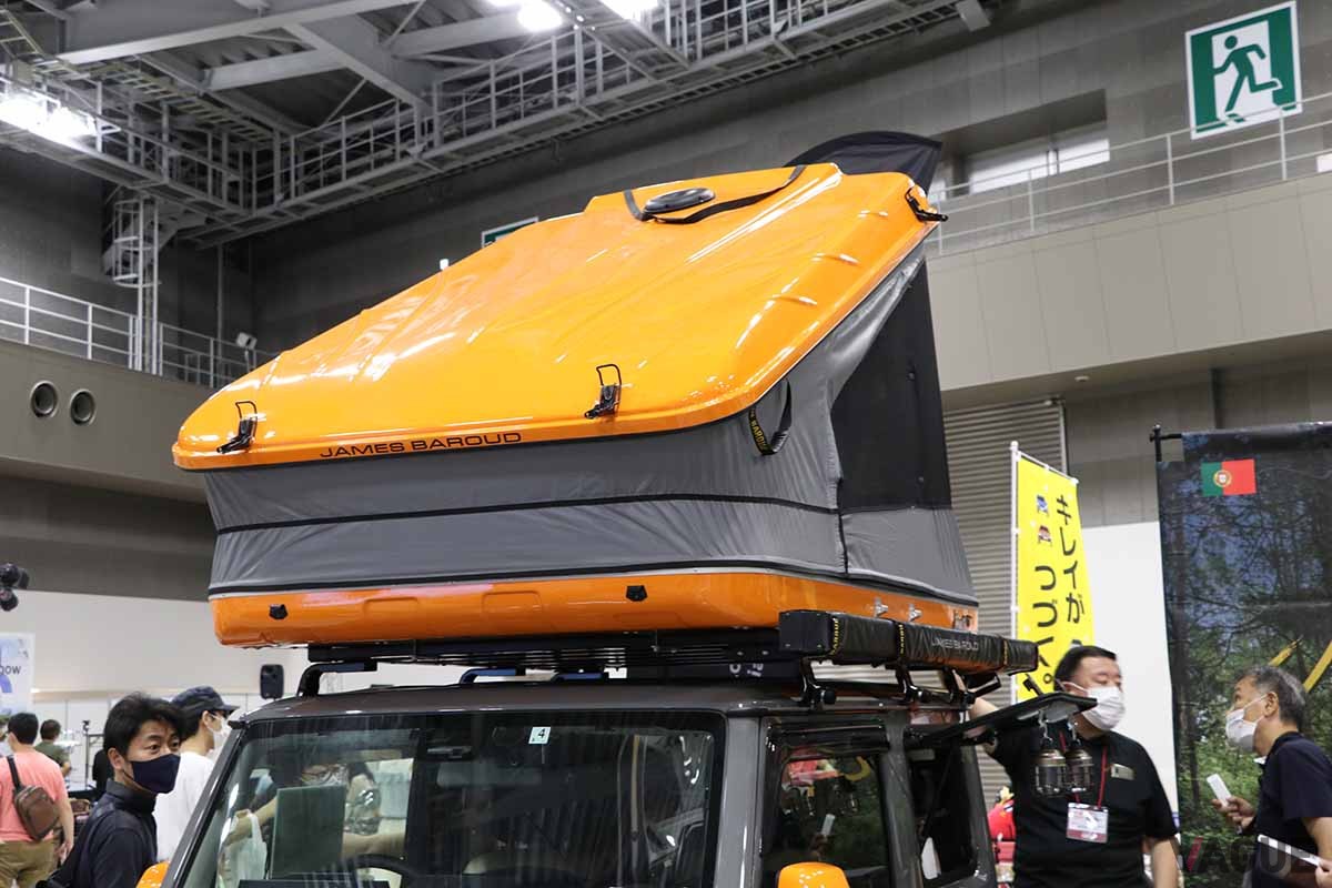 写真は就寝時の状態。移動時は折り畳むことで、ルーフボックスのようなデザインに。空力特性も考慮されています。