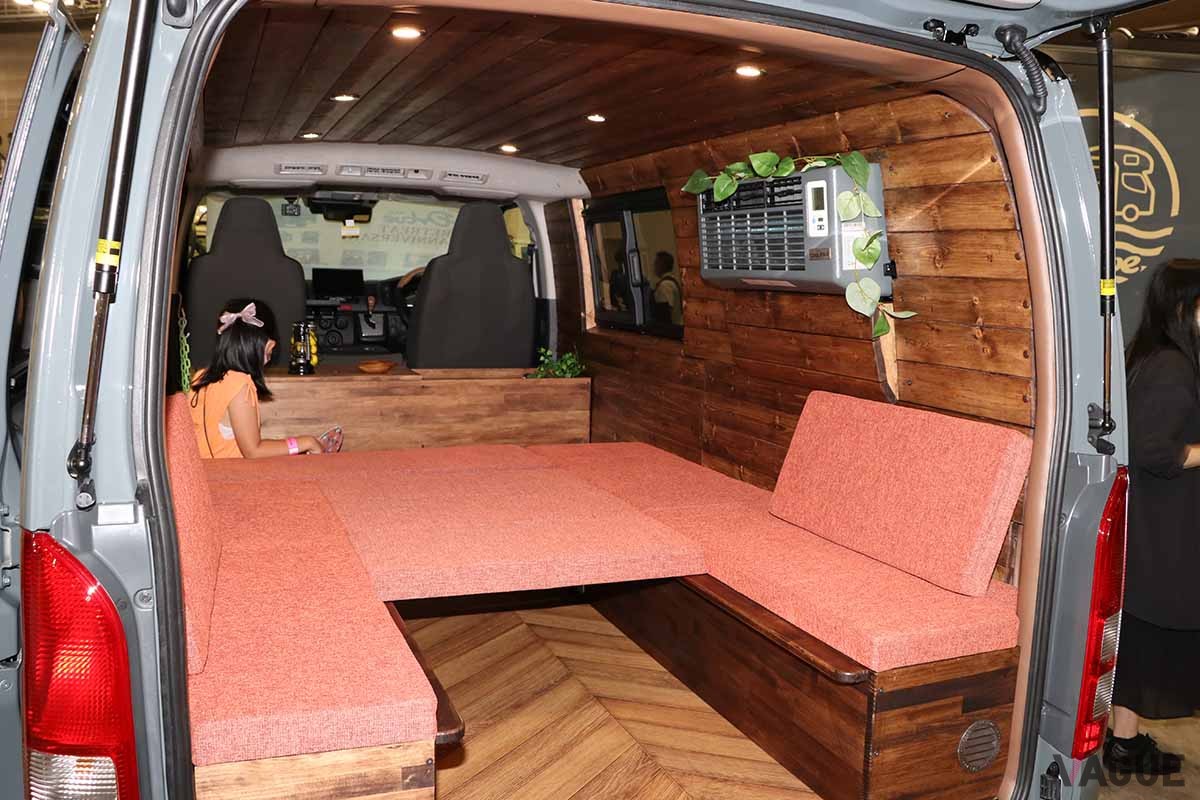 「リトリートアニバーサリー」の車内。リアルウッドが多用されたログハウスのような空間に仕上げられています。写真はベッドキットを展開した様子。