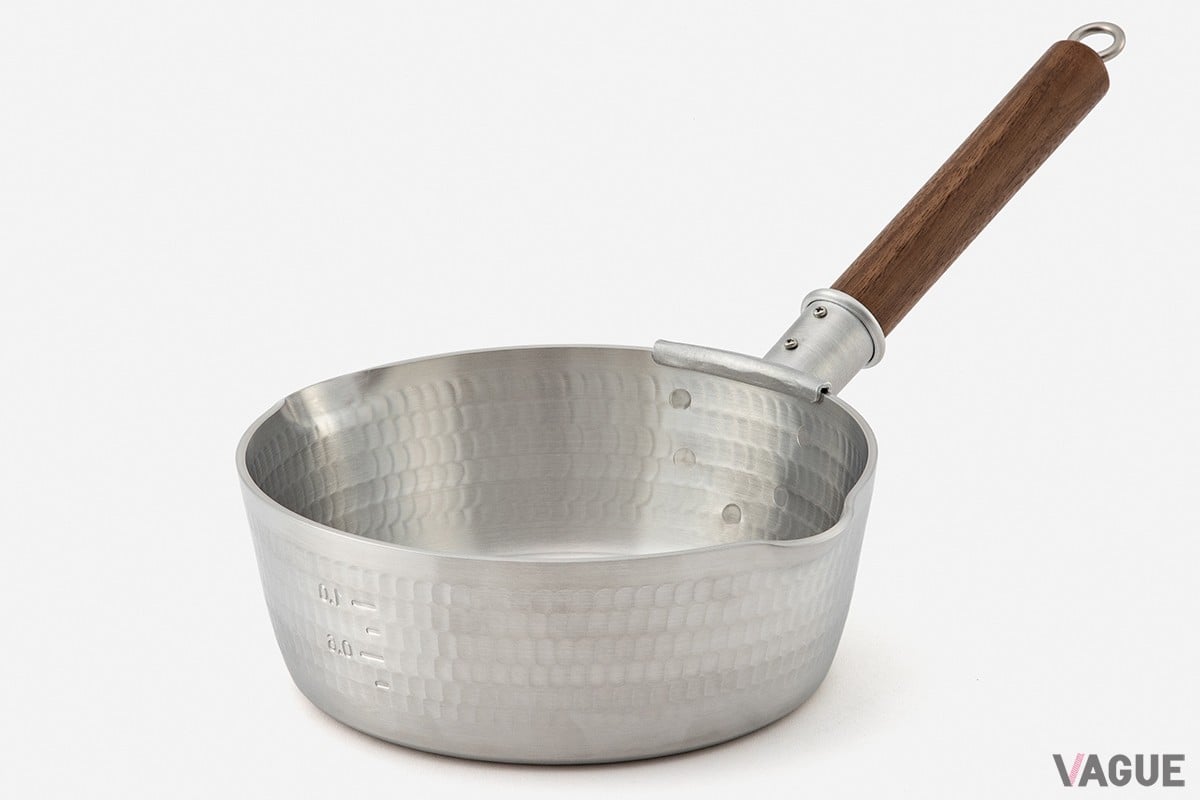 プロ用鍋を手がける国産メーカーと開発・製造したケユカの「極厚アルミ槌目ゆきひら鍋」は、3mmの極厚アルミでつくられているため熱ムラが少なく、煮込み料理などがよりおいしく仕上がる