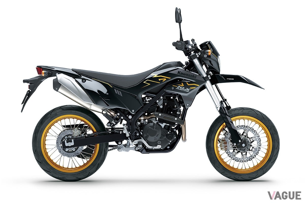 カワサキのオフロードバイク「KLX230 S」に、オンロード向けの17インチタイヤを履かせたスーパーモトマシン「KLX230SM」
