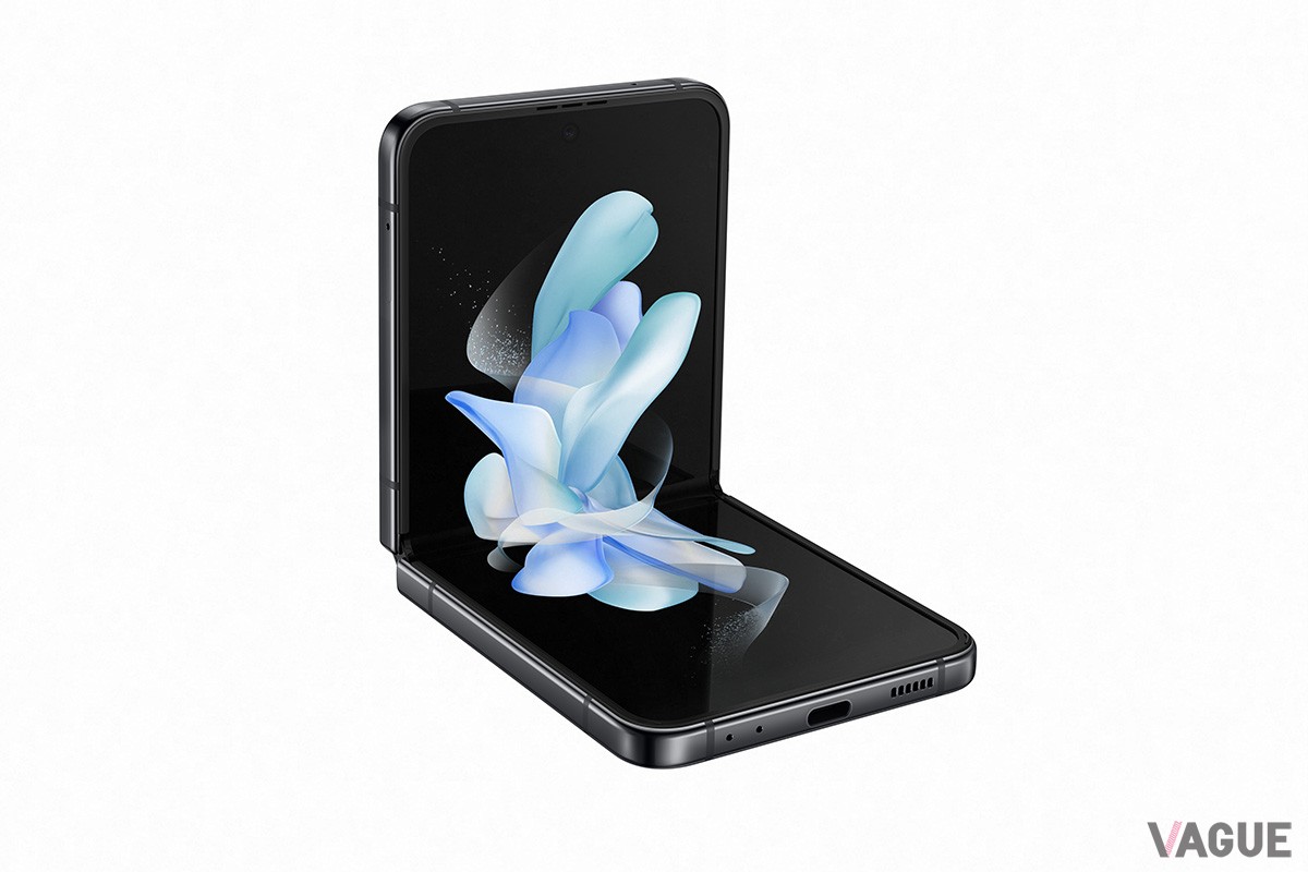 Galaxy Z Flip4のヒンジ部は開閉角度を保って自立可能。手のひらを向けるだけでインカメラでの撮影が可能な、手のひらシャッター機能と組み合わせれば、ハンズフリーでの撮影にも利用できる。