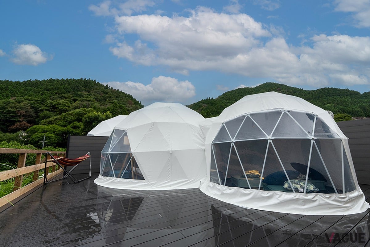 5棟のヴィラと11棟のドームテント、そして系列のホテルで構成される神奈川県内最大級の複合型グランピング施設「SPRINGS VILLAGE 足柄・丹沢温泉リゾート＆グランピング」