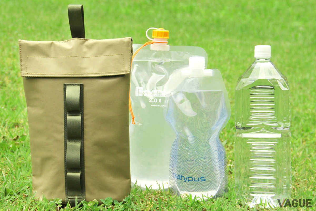 対応が確認されているのはプラティパス「ソフトボトル1L」「同2L」、エバニュー「ウォーターキャリー2L」「同1.5L」、市販の2Lペットボトル。ほかにもサイズやキャップ位置があうボトルは多い。持ち運びだけなら350ｍL缶4本を詰めることも可能だ。