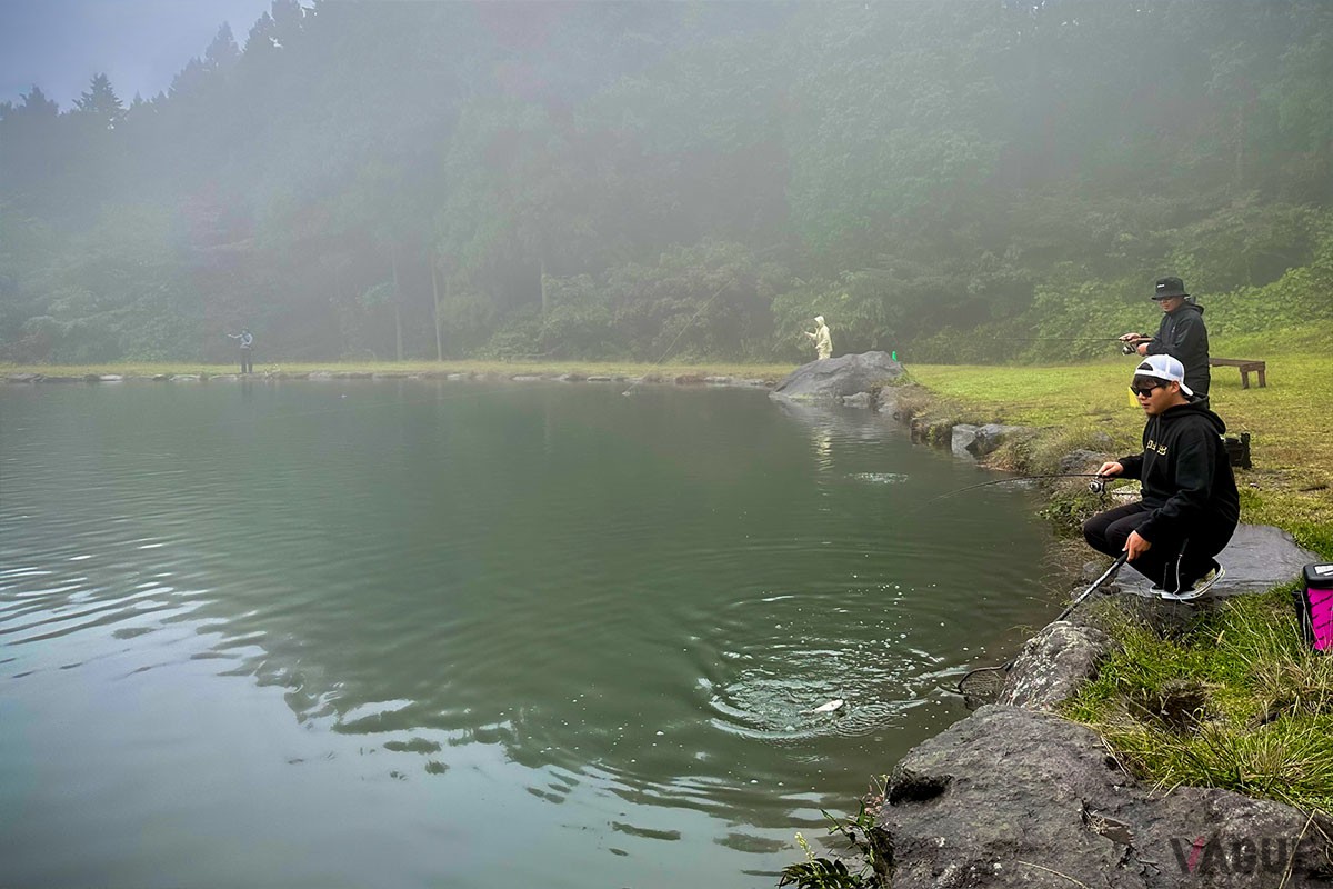 管理釣り場といえど、豊かな自然のなかで楽しめるのがエリアでのトラウトフィッシングの魅力です
