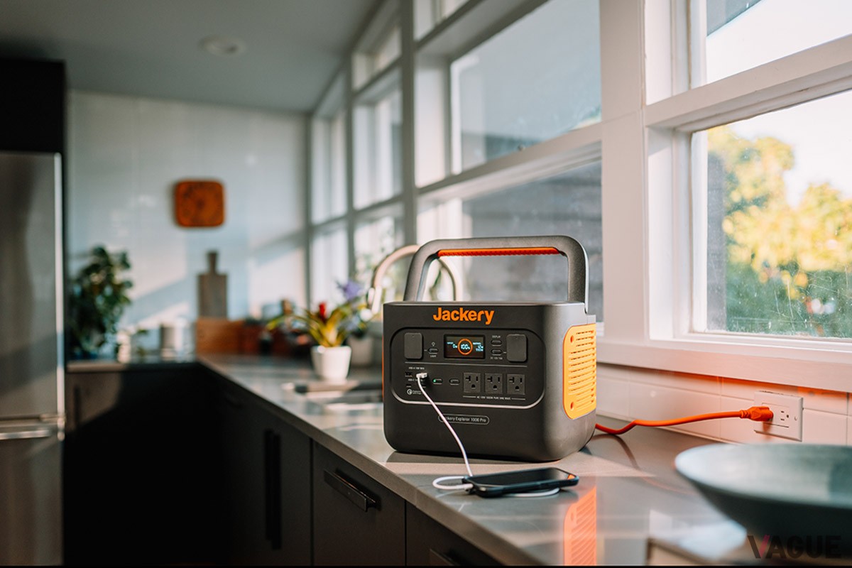 ポータブル電源の「Jackery ポータブル電源 1000 Pro」は、1000サイクルの長寿命や静穏性に優れ、EV車載レベルのバッテリーマネージメントシステム（BMS）も搭載します。車載冷蔵庫なら約38時間稼働させられます