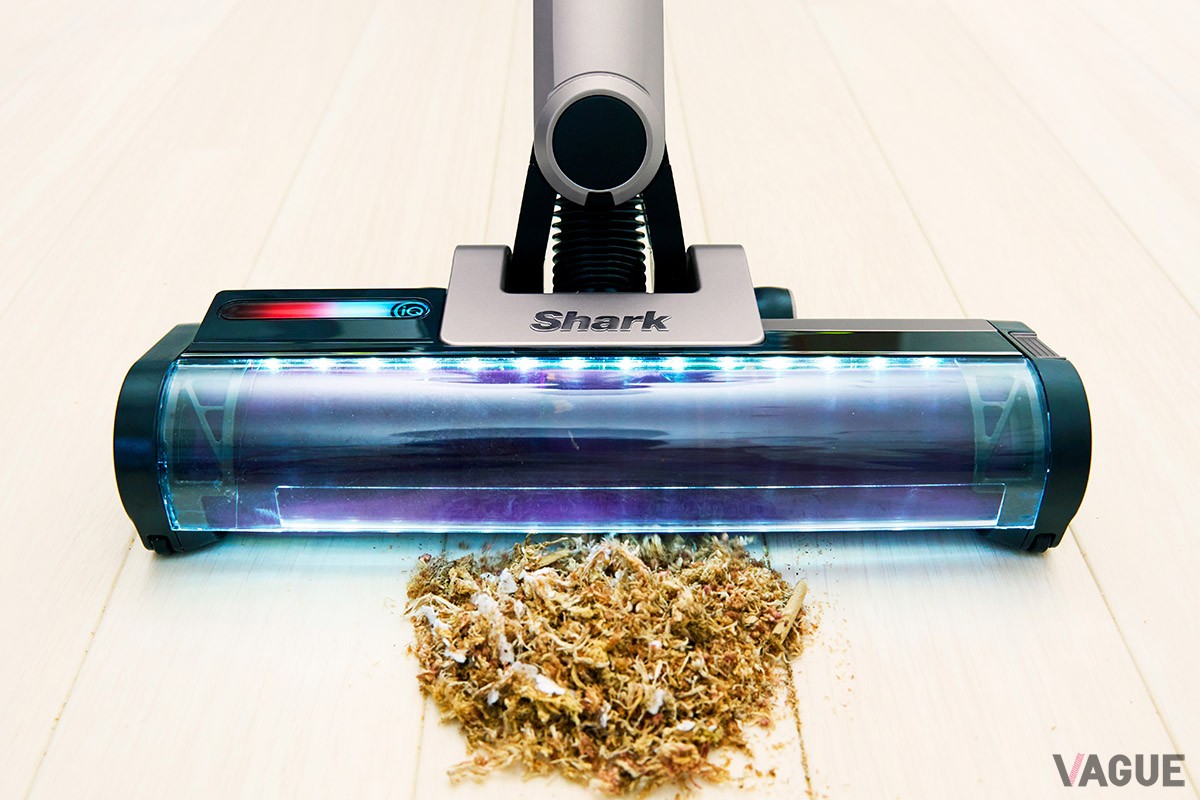 “自動ゴミ収集ドック”が掃除のたびにクリーナー本体のダストボックス内をクリーンアップ。ゴミ捨ての面倒を解消するとともに高い吸引力を持続させるシャーク「EVOPOWER SYSTEM iQ＋ CS851JMVAE」