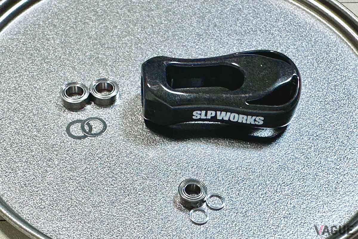 今回組み込んだパーツは、ハンドルノブの『Iシェイプザイオンノブ』と、ヘッジホッグスタジオの「フルベアリングチューニングキット」