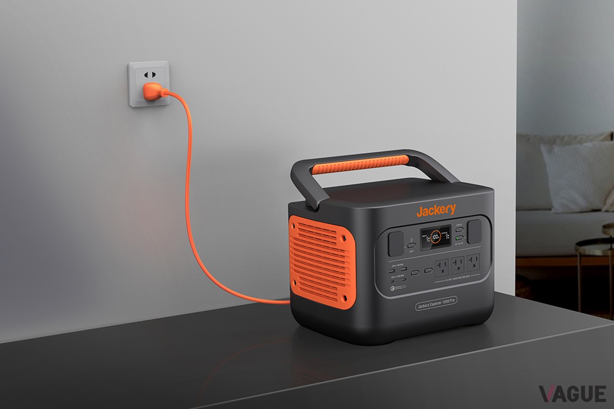 ポータブル電源の「Jackery ポータブル電源 1000 Pro」は、1000サイクルの長寿命や静穏性に優れ、EV車載レベルのバッテリーマネージメントシステム（BMS）も搭載します。車載冷蔵庫なら約38時間稼働させられます