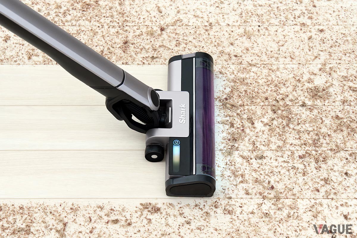 “自動ゴミ収集ドック”が掃除のたびにクリーナー本体のダストボックス内をクリーンアップ。ゴミ捨ての面倒を解消するとともに高い吸引力を持続させるシャーク「EVOPOWER SYSTEM iQ＋ CS851JMVAE」