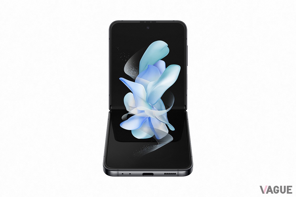「Galaxy Z Flip4」は約6.7インチの縦長ディスプレイを縦方向に折りたためる