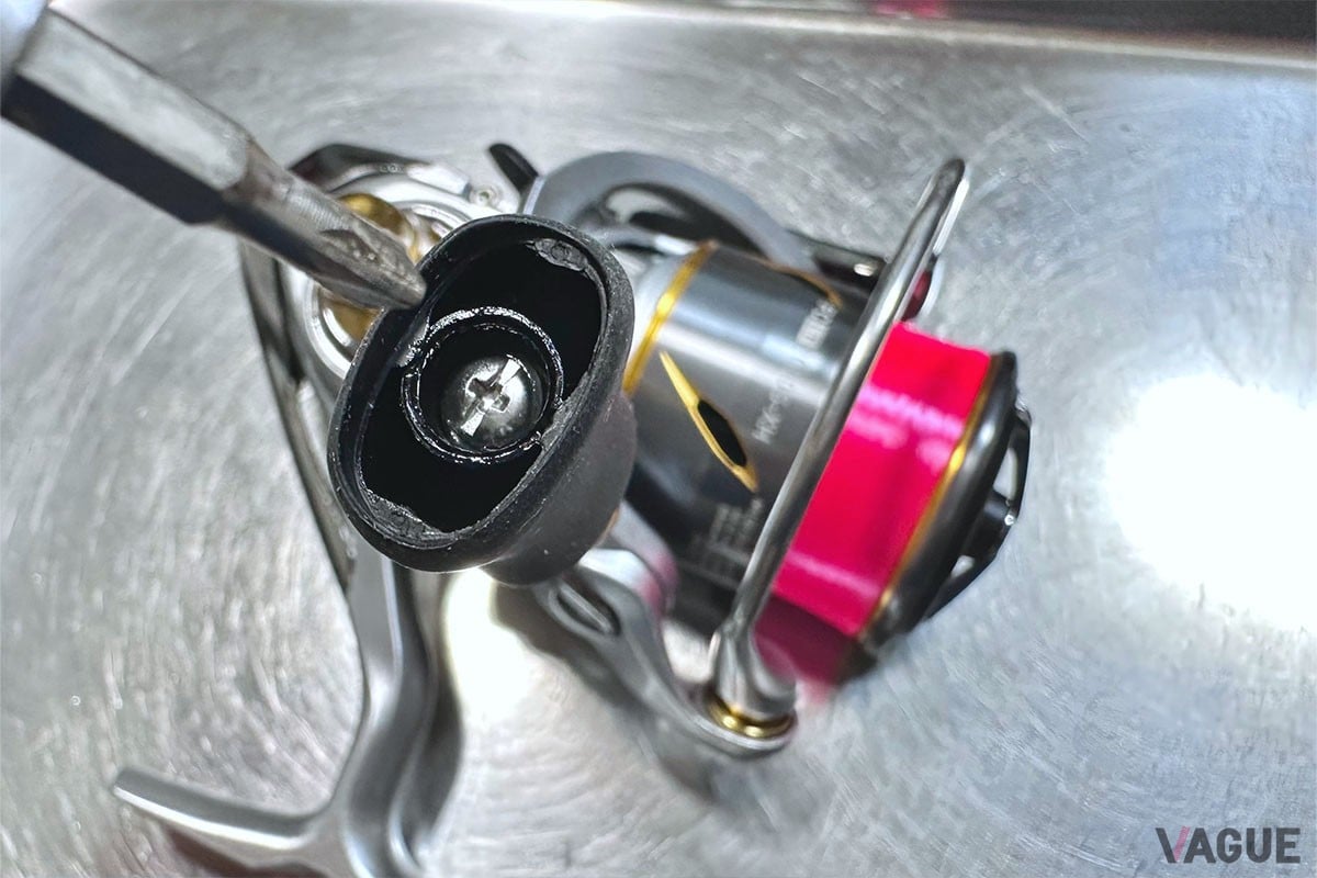 【ハンドルノブの交換：その1】ハンドルノブのキャップを外してからネジを緩め、ハンドルノブやブッシュを分解します