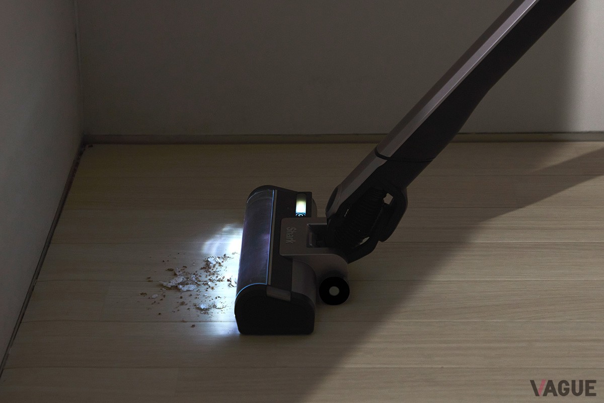 “自動ゴミ収集ドック”が掃除のたびにクリーナー本体のダストボックス内をクリーンアップ。ゴミ捨ての面倒を解消するとともに高い吸引力を持続させるシャーク「EVOPOWER SYSTEM iQ＋ CS851JMVAE」