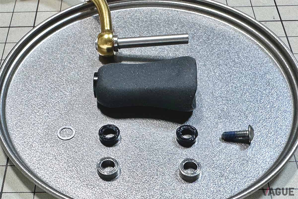 【ハンドルノブの交換：その2】分解するとこうなります。黒いブッシュを写真下のボールベアリングに入れ替えます