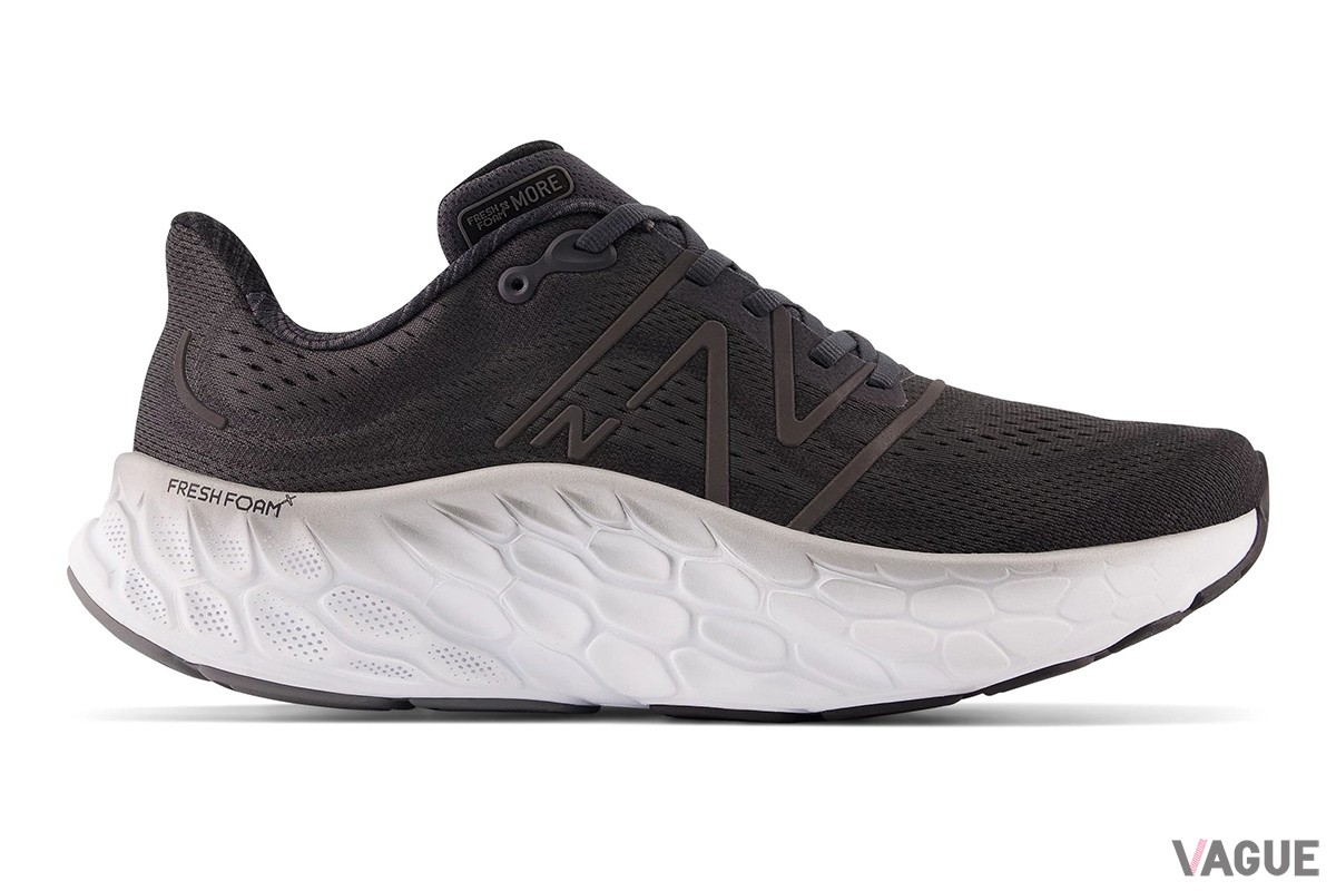 新開発のミッドソールにより足にやさしく弾むような走り心地を味わえるニューバランスのランニングシューズ「Fresh Foam X More v4」