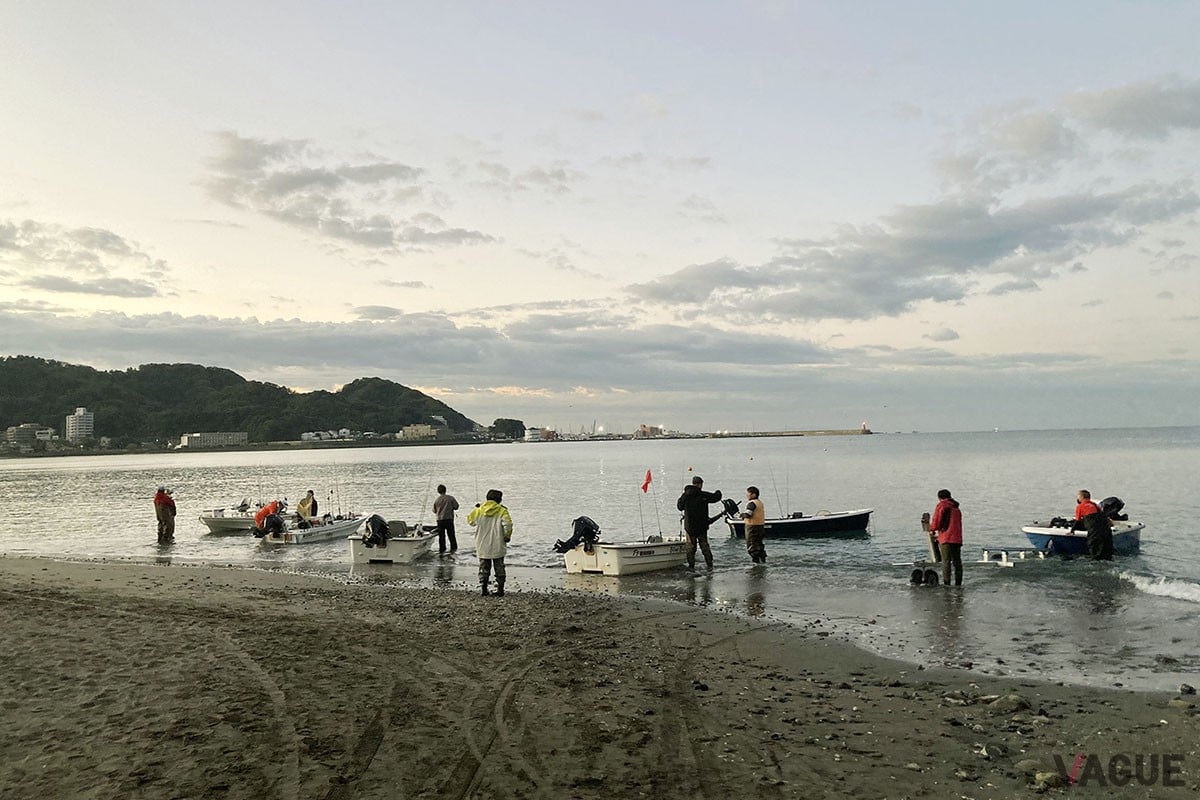 天気の良い週末は、早朝からの出船で艇庫は大混雑！　全員で協力しあって海に船を浮かべていきます。夜間航行が禁止なので、出船は必ず日の出の時間以降とルールが決まっています