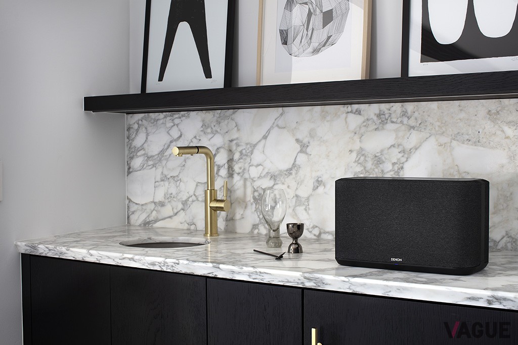 BluetoothやAirPlay 2で多彩な機器と気軽につなげられる上、デノン製の機器との連携でさらなる高音質化にも貢献する「Denon Home 350」