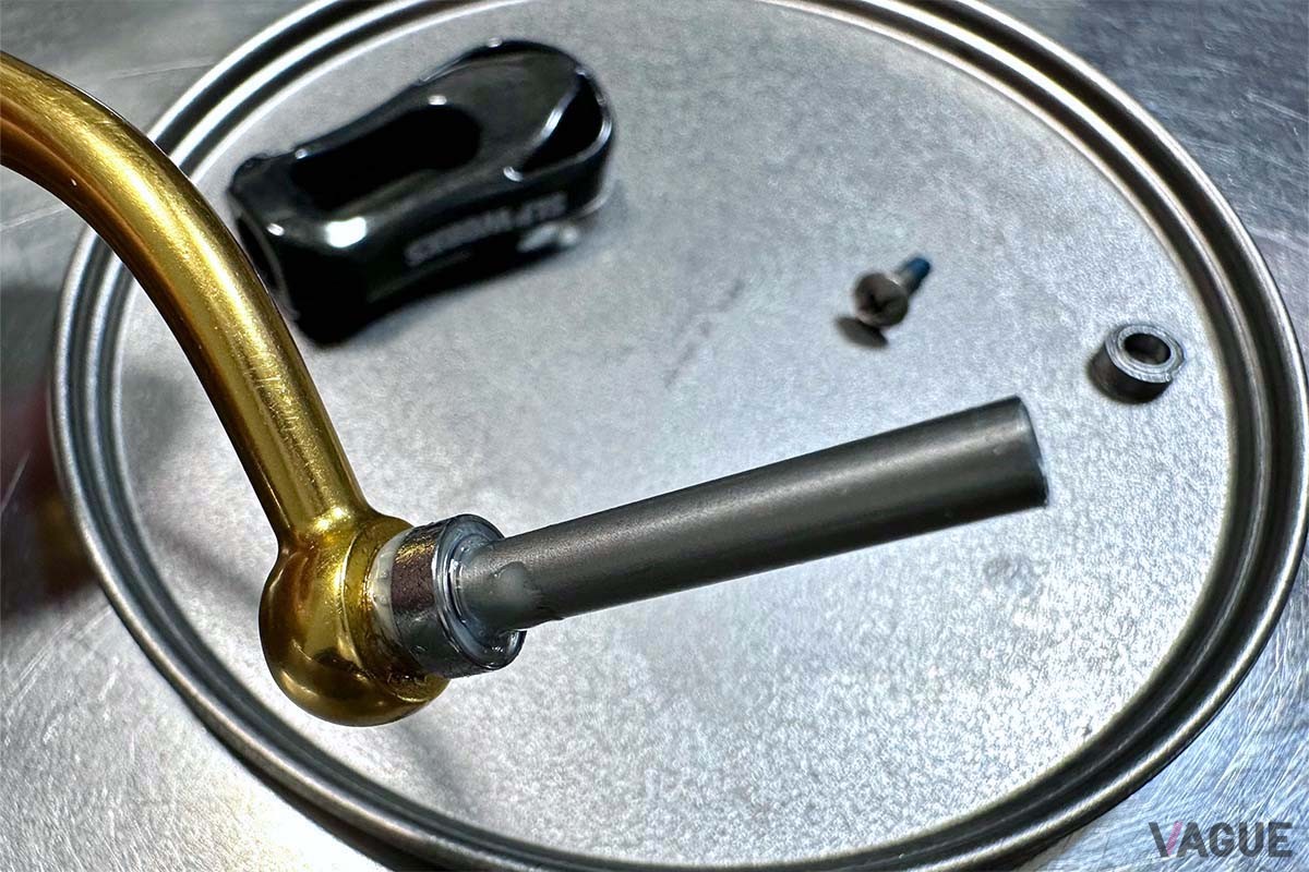 【ハンドルノブの交換：その3】ベアリング/ハンドルノブ/ベアリングの順にシャフトに通し、ビスを締める。ガタツキがある場合は薄いワッシャ（シム）を入れて調整します