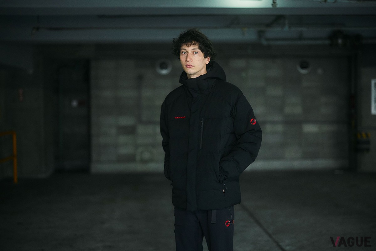 “赤×黒”の旧ロゴはコーディネートのアクセントとしても有効