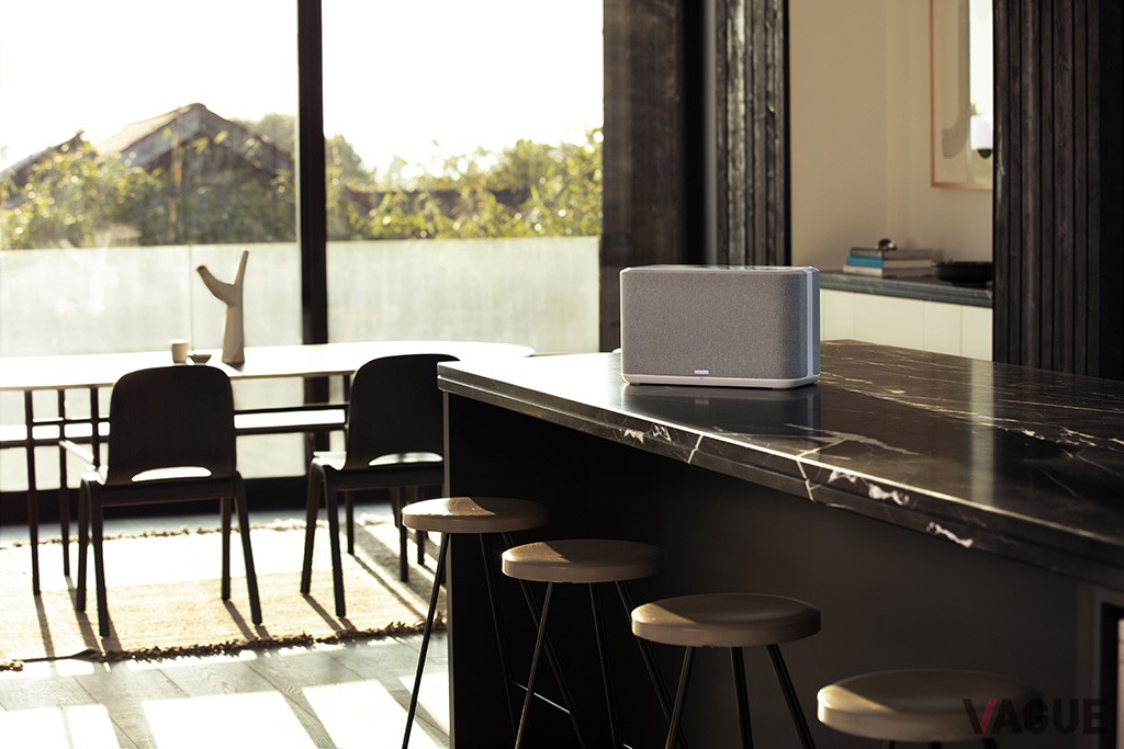BluetoothやAirPlay 2で多彩な機器と気軽につなげられる上、デノン製の機器との連携でさらなる高音質化にも貢献する「Denon Home 350」
