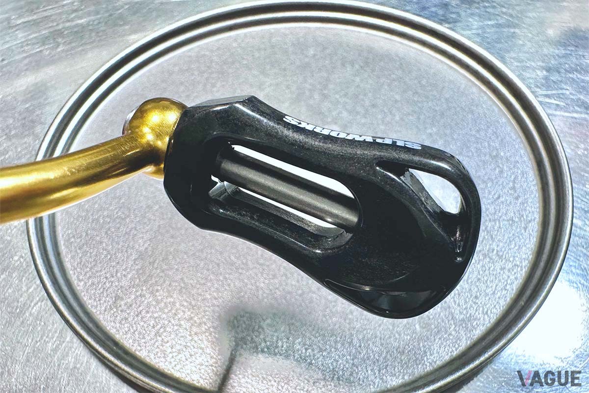 【ハンドルノブの交換：その4】ノブを差し込み、ネジを締めれば完了。ネジを強く締めすぎると歪んだり折れてしまったりすることもあるので要注意