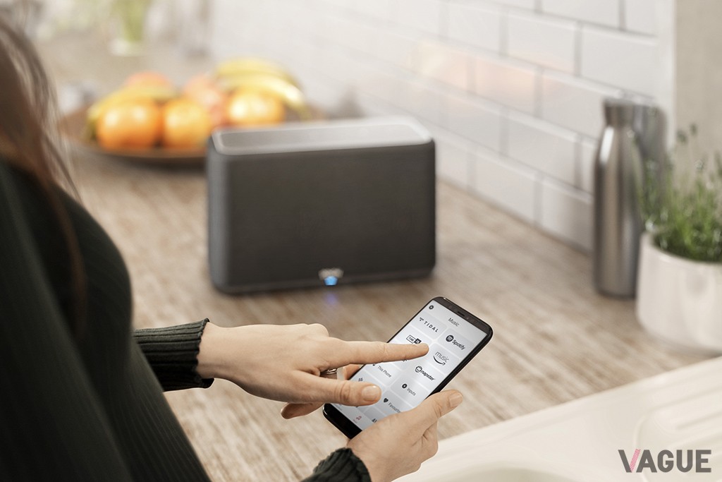 BluetoothやAirPlay 2で多彩な機器と気軽につなげられる上、デノン製の機器との連携でさらなる高音質化にも貢献する「Denon Home 350」