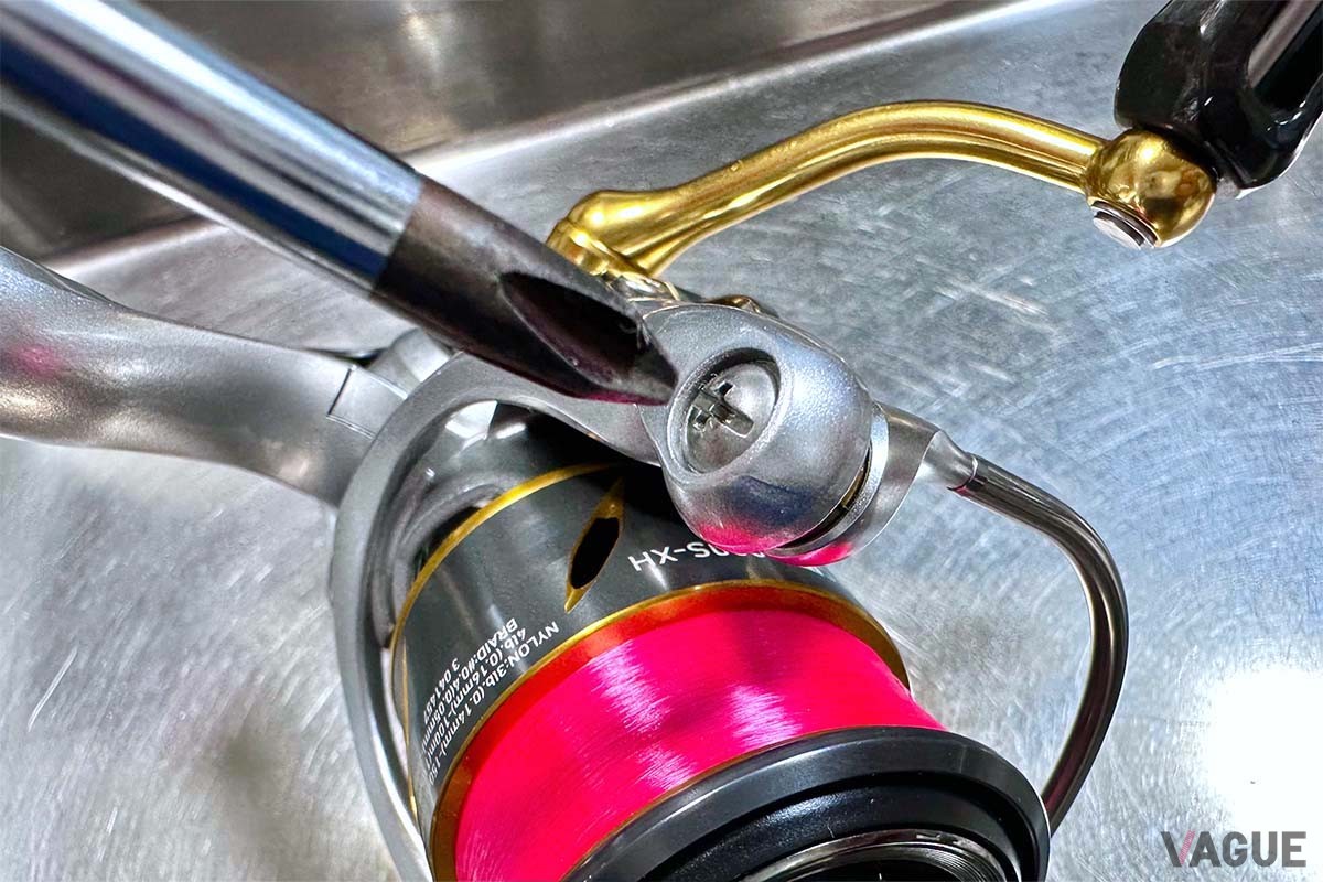 【ラインローラーベアリングの交換：その1】ローラーを留めているネジを緩めて外します。ネジを抜いたときに小さなパーツが落ちないよう注意してください