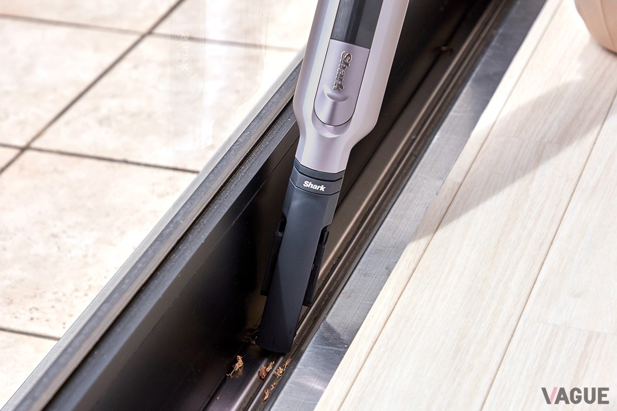 “自動ゴミ収集ドック”が掃除のたびにクリーナー本体のダストボックス内をクリーンアップ。ゴミ捨ての面倒を解消するとともに高い吸引力を持続させるシャーク「EVOPOWER SYSTEM iQ＋ CS851JMVAE」