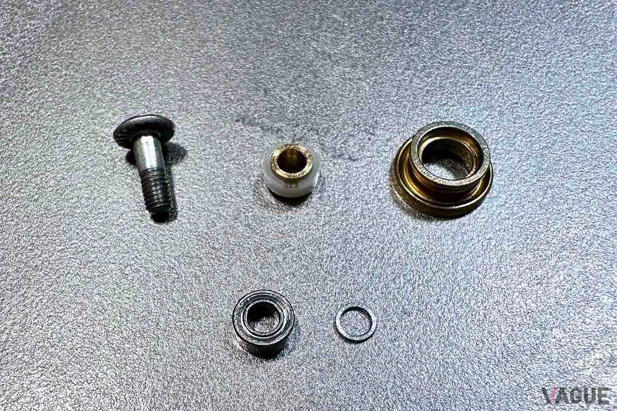 今回組み込んだパーツは、ハンドルノブの『Iシェイプザイオンノブ』と、ヘッジホッグスタジオの『フルベアリングチューニングキット』