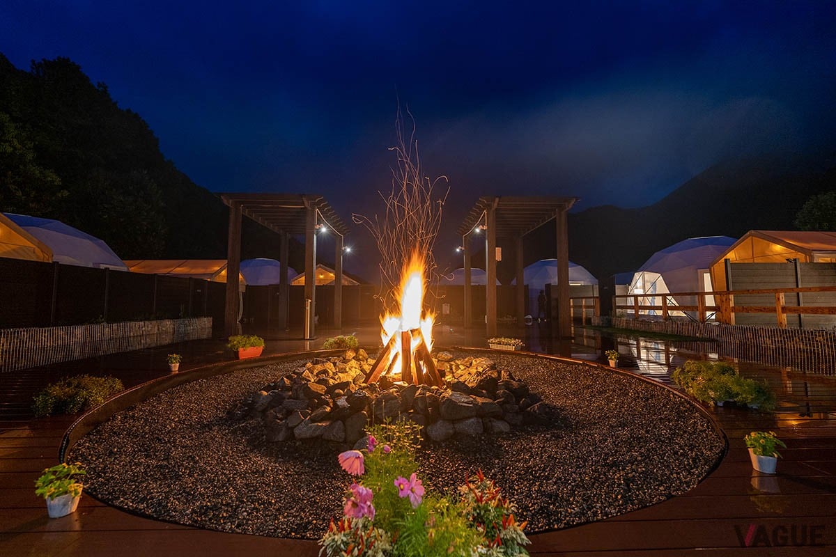 5棟のヴィラと11棟のドームテント、そして系列のホテルで構成される神奈川県内最大級の複合型グランピング施設「SPRINGS VILLAGE 足柄・丹沢温泉リゾート＆グランピング」