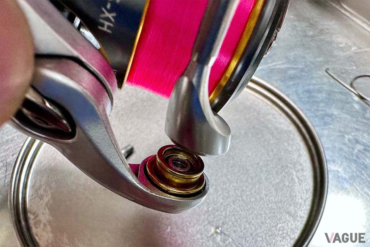 【ラインローラーベアリングの交換：その3】あとは元通りに組み立てるだけ。ローラーを指先で回して動きがシブいようならシムを抜き、ガタつきが大きすぎるようなら一枚足して再度チェックします