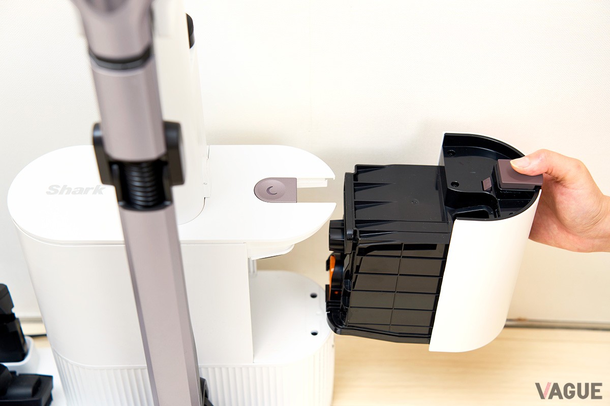 “自動ゴミ収集ドック”が掃除のたびにクリーナー本体のダストボックス内をクリーンアップ。ゴミ捨ての面倒を解消するとともに高い吸引力を持続させるシャーク「EVOPOWER SYSTEM iQ＋ CS851JMVAE」