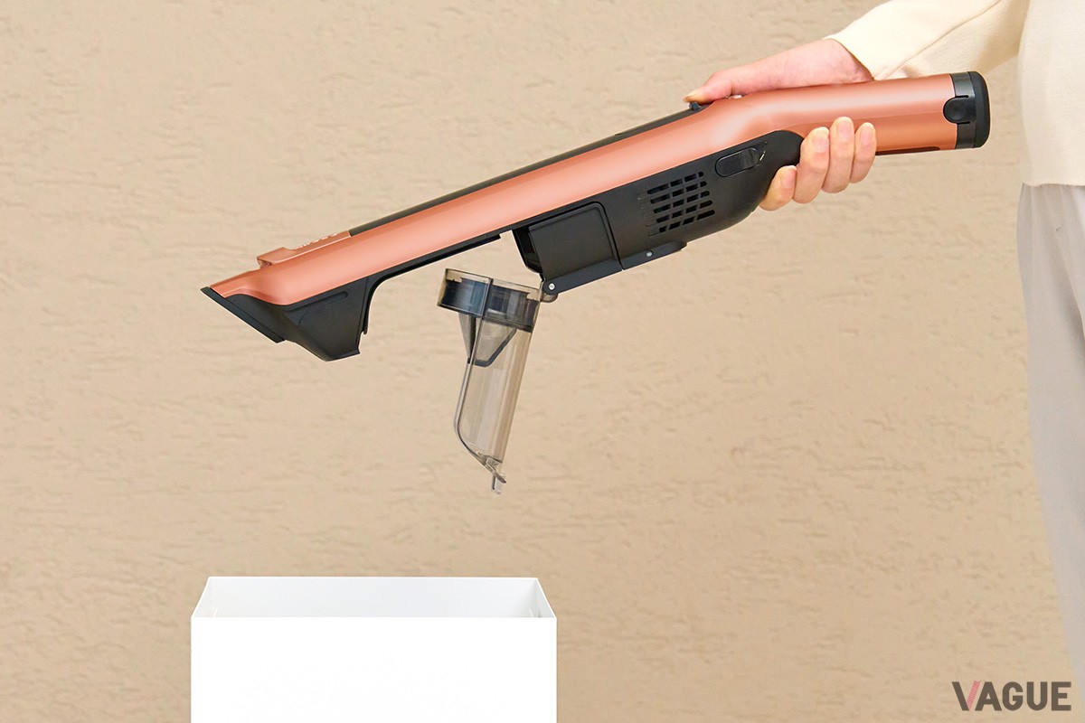 “自動ゴミ収集ドック”が掃除のたびにクリーナー本体のダストボックス内をクリーンアップ。ゴミ捨ての面倒を解消するとともに高い吸引力を持続させるシャーク「EVOPOWER SYSTEM iQ＋ CS851JMVAE」