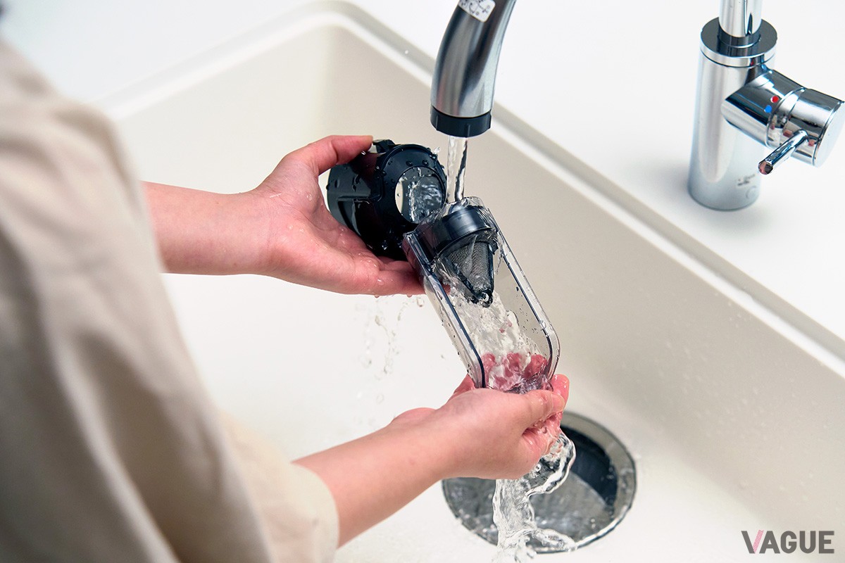 “自動ゴミ収集ドック”が掃除のたびにクリーナー本体のダストボックス内をクリーンアップ。ゴミ捨ての面倒を解消するとともに高い吸引力を持続させるシャーク「EVOPOWER SYSTEM iQ＋ CS851JMVAE」