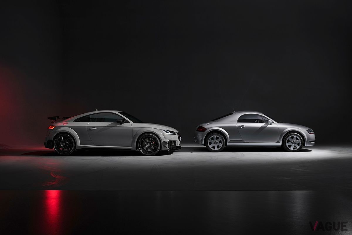 アウディ「TT RSクーペ アイコニックエディション」と初代TTクーペ