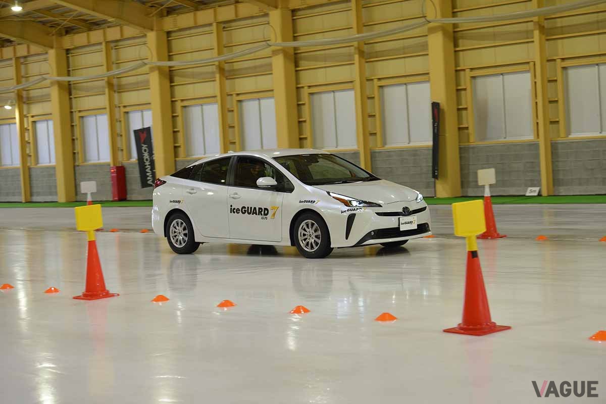 ヨコハマの冬タイヤ開発拠点「TTCH」の屋内氷盤試験場