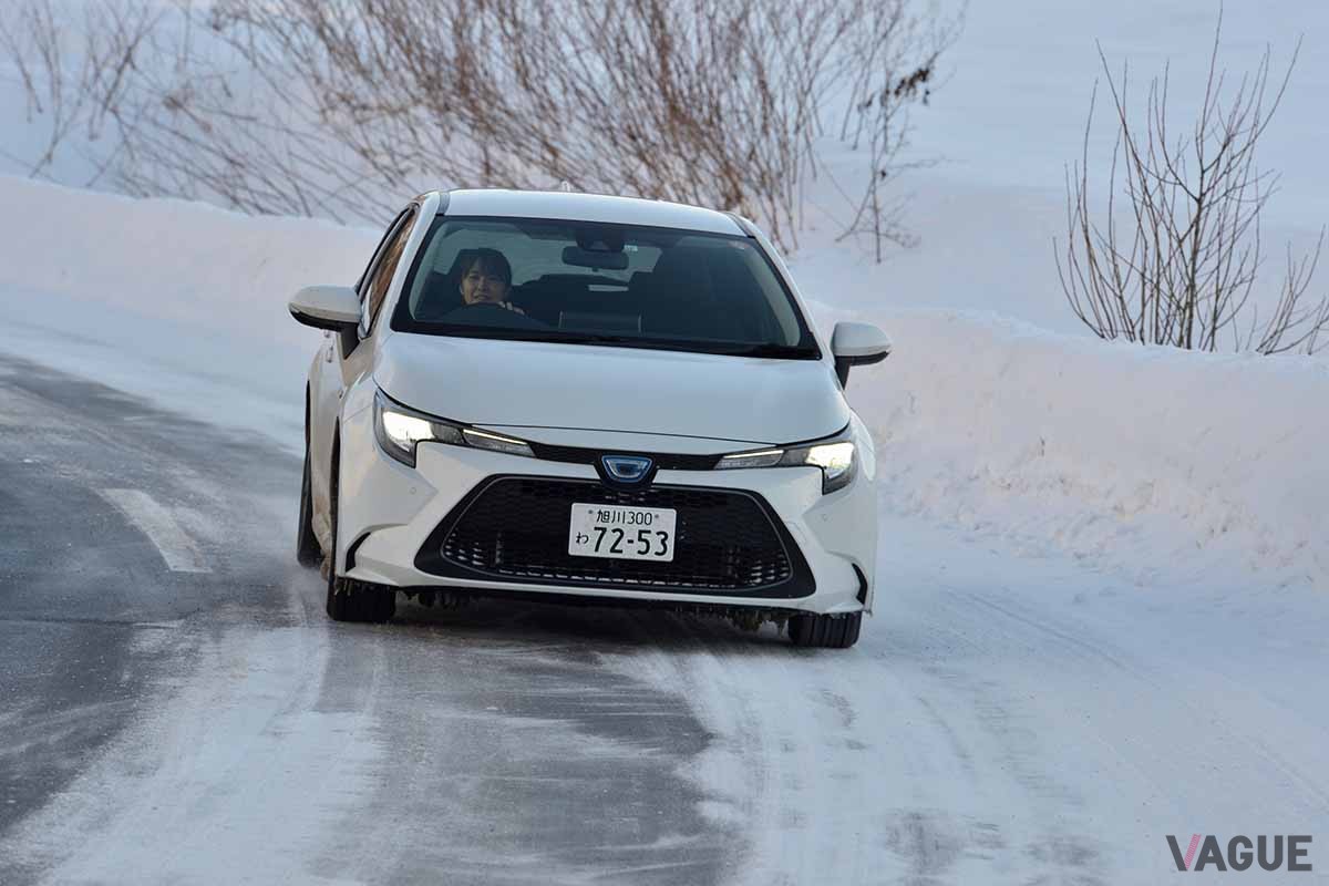 ヨコハマの最新スタッドレス「アイスガード7」を装着したトヨタ「カローラ」で一般道を走行
